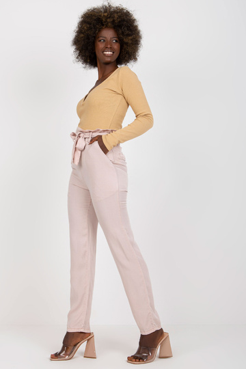 Heleroosad taskutega naiste... 2