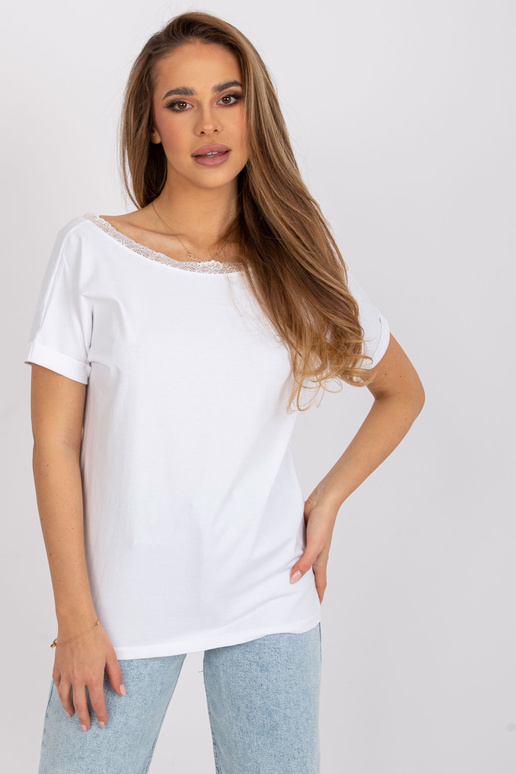 Valge kaelusega pluus seljal Salma...