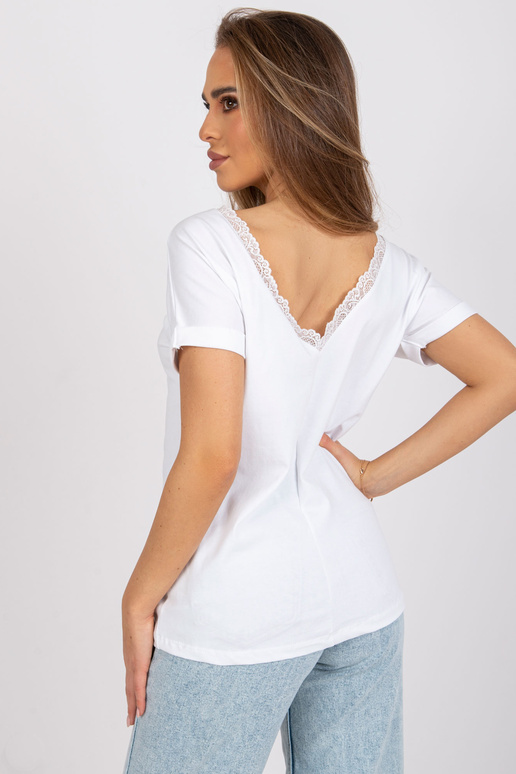 Valge kaelusega pluus seljal Salma...