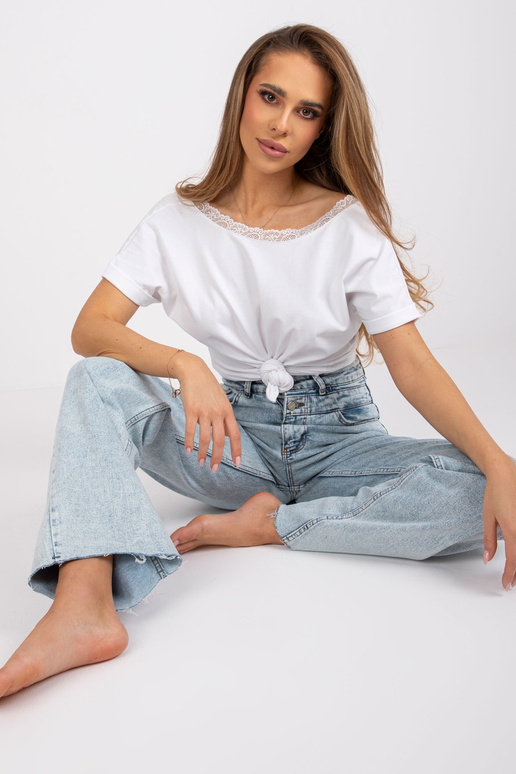 Valge kaelusega pluus seljal Salma...