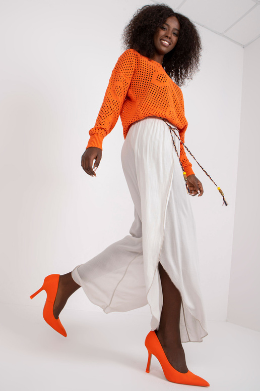 Beežid õhulised laiad lõhikutega...