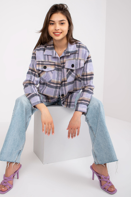 Must ja lilla naiste ruuduline särk...