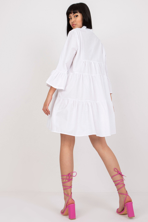 Valge volangide ja 3/4 varrukatega... Valge volangide ja 3/4 varrukatega...