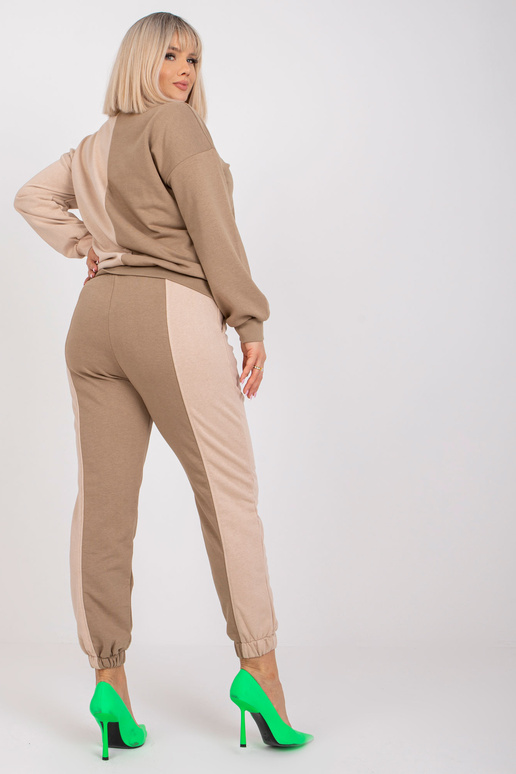 Beež pluss-suuruses dressikomplekt... Beež pluss-suuruses dressikomplekt...