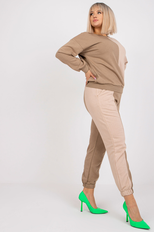 Beež pluss-suuruses dressikomplekt... Beež pluss-suuruses dressikomplekt...