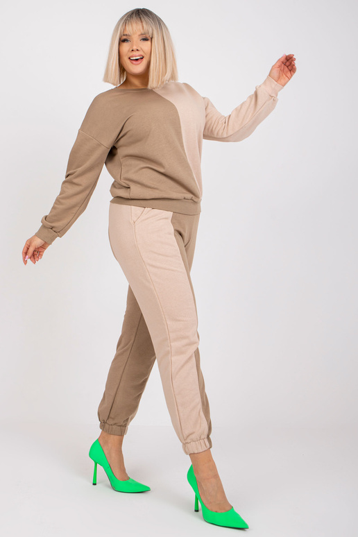 Beež pluss-suuruses dressikomplekt... Beež pluss-suuruses dressikomplekt...