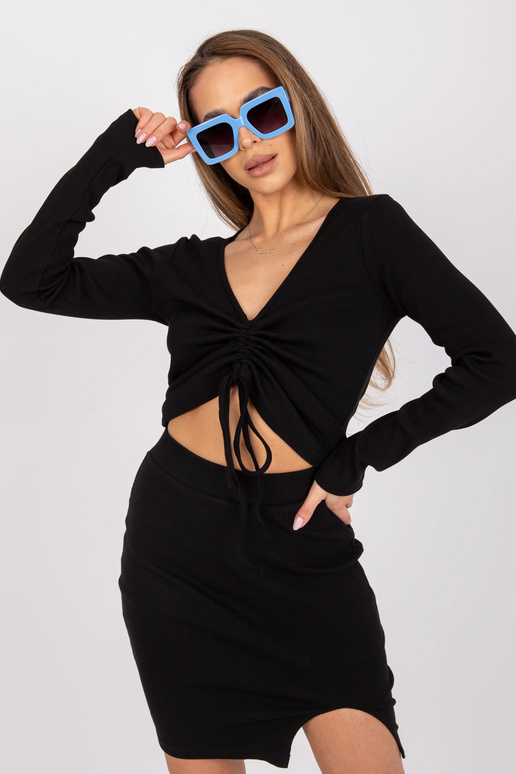 Must lühike soonikuga pluus volangiga...