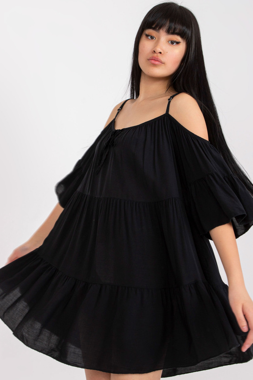 Must volangide ja sõlmitud kaelusega... Must volangide ja sõlmitud kaelusega...