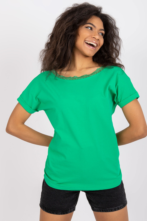 Roheline kaelusega pluus seljas Salma...