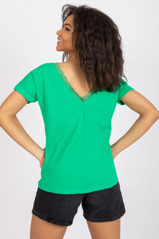 Roheline kaelusega pluus seljas Salma...