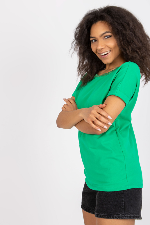 Roheline kaelusega pluus seljas Salma...