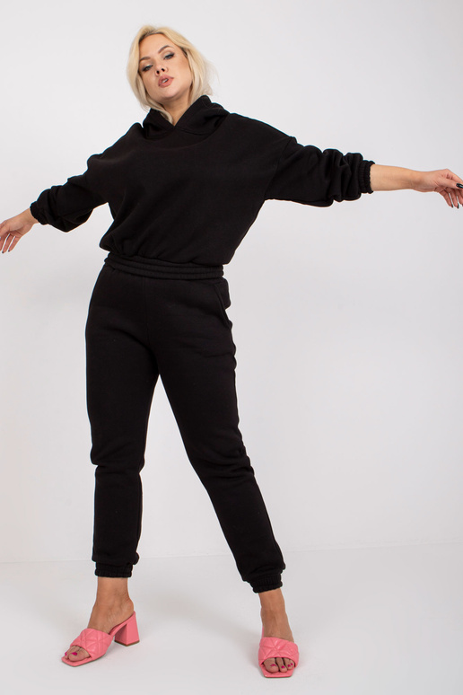 Must pluss suuruses kapuutsiga... Must pluss suuruses kapuutsiga...