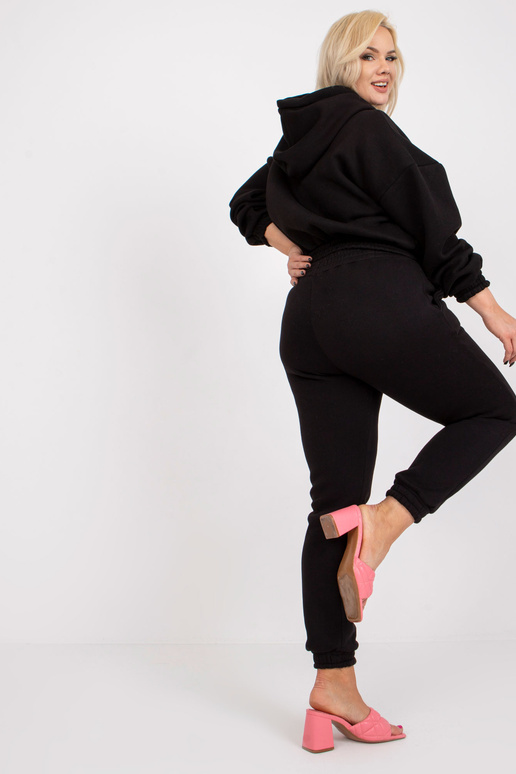 Must pluss suuruses kapuutsiga... Must pluss suuruses kapuutsiga...