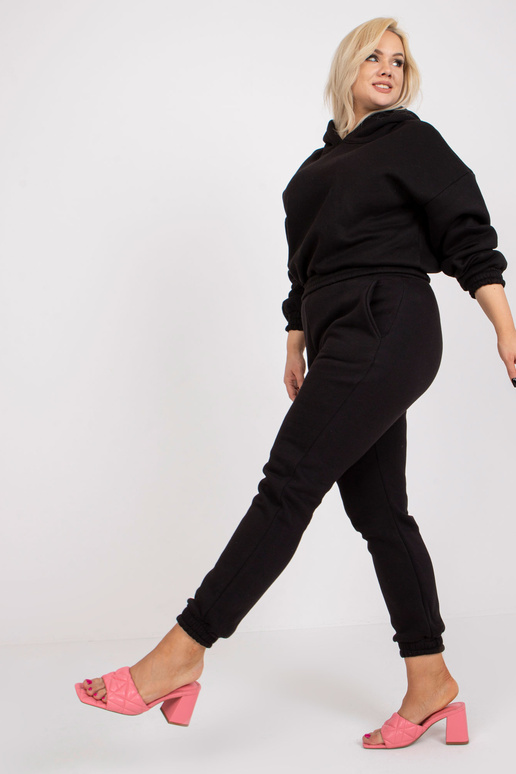 Must pluss suuruses kapuutsiga... Must pluss suuruses kapuutsiga...