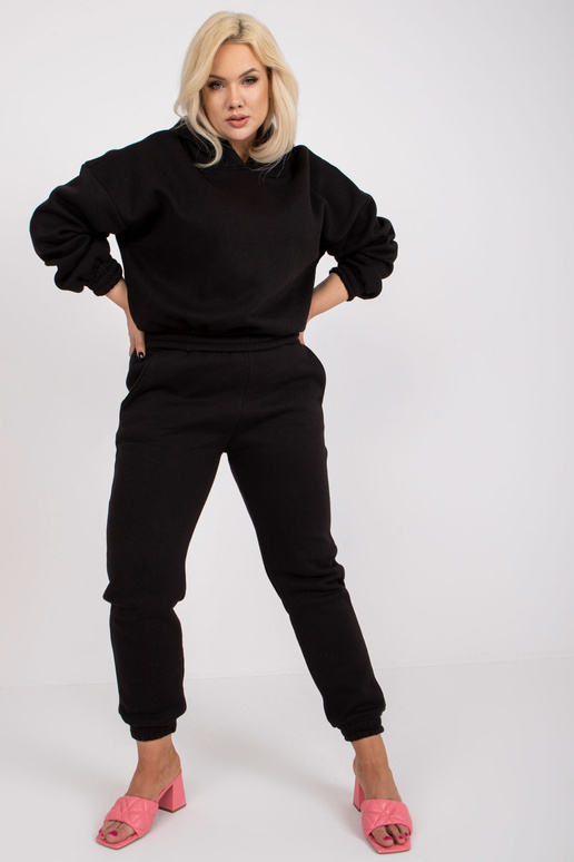 Must pluss suuruses kapuutsiga... Must pluss suuruses kapuutsiga...