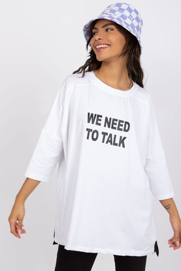 Valge pluus kirjadega...