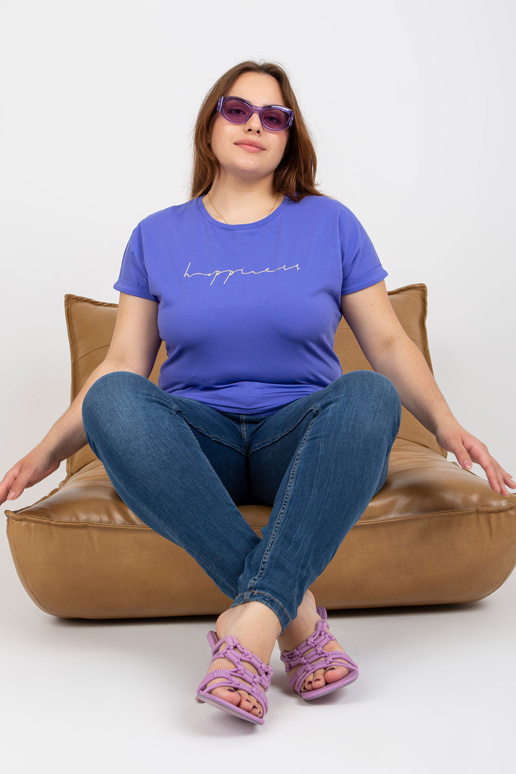 Lilla pluss suuruses kirjaga T-särk