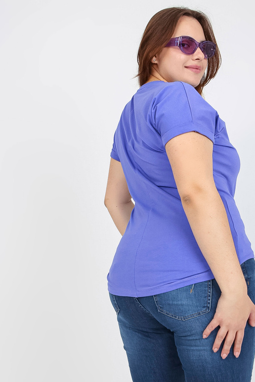 Lilla pluss suuruses kirjaga T-särk