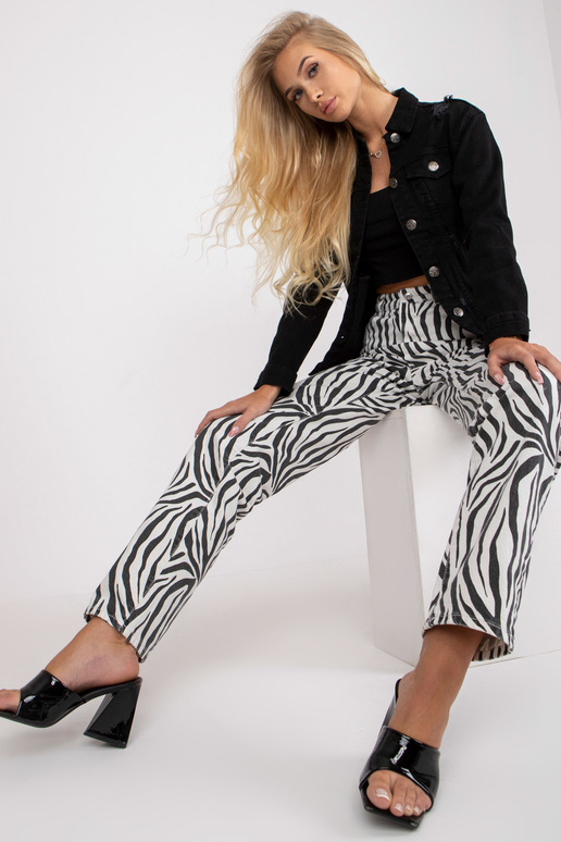 Naiste must pikkade varrukatega...