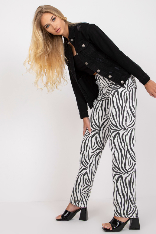 Naiste must pikkade varrukatega...