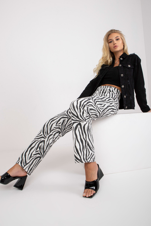 Naiste must pikkade varrukatega...