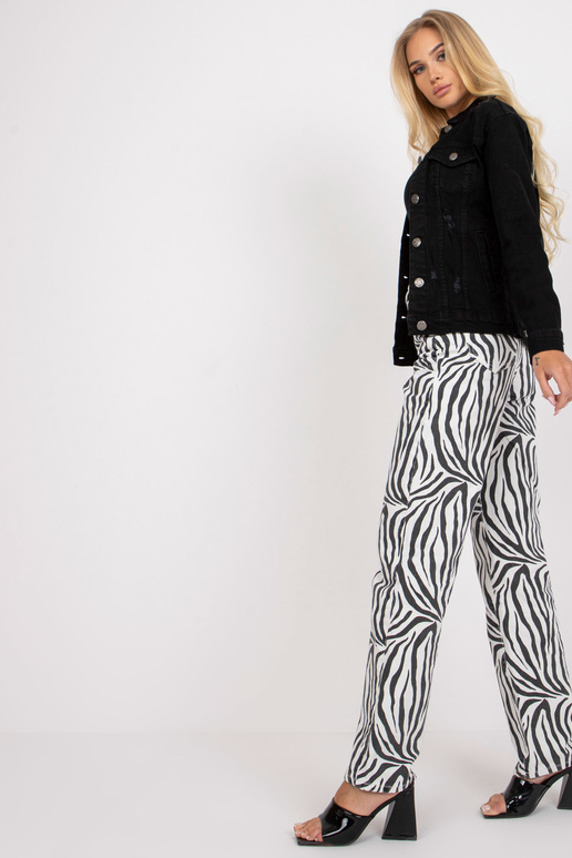 Naiste must pikkade varrukatega...