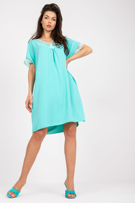 Mündivaba V-kaelusega ülisuur kleit Mündivaba V-kaelusega ülisuur kleit