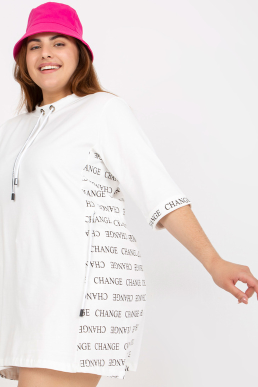 Valge plusssuuruses minikleit kirjadega