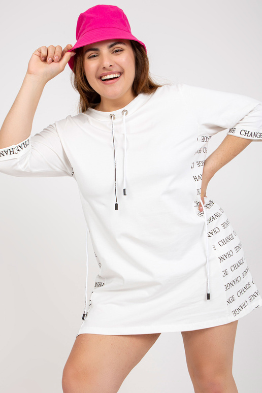 Valge plusssuuruses minikleit kirjadega