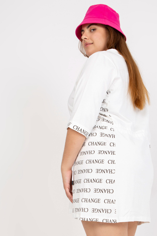 Valge plusssuuruses minikleit kirjadega