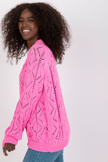 Roosa dekoratiivnööpidega...