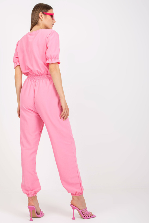 Roosa hele taskutega naiste...