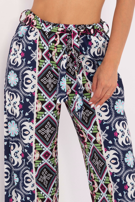 Musta laia mustriga kangast püksid