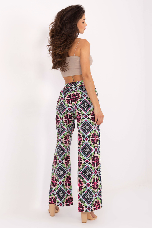 Musta laia mustriga kangast püksid