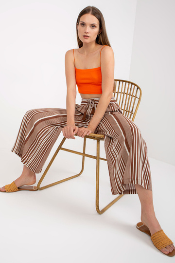 Pruunid laiad püksid...