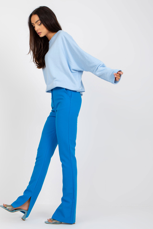 Helesinine ümara kaelusega naiste...