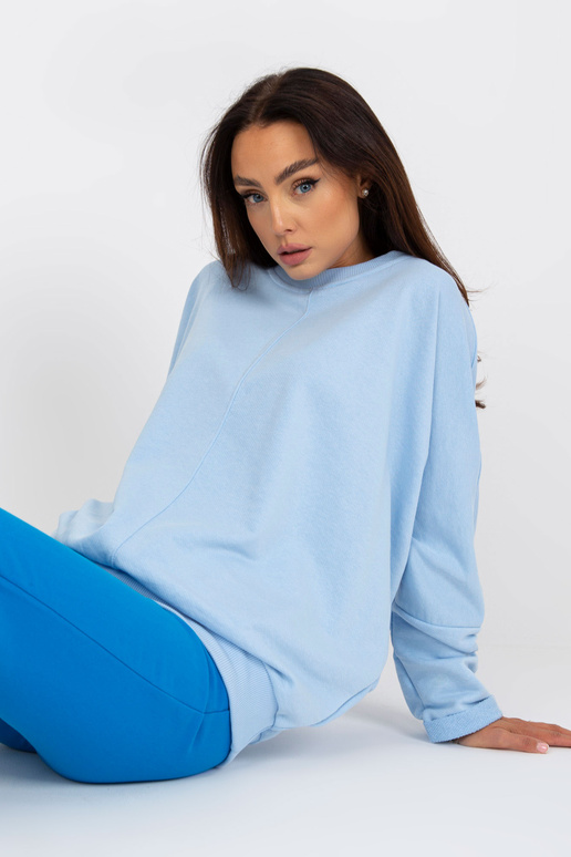 Helesinine ümara kaelusega naiste...