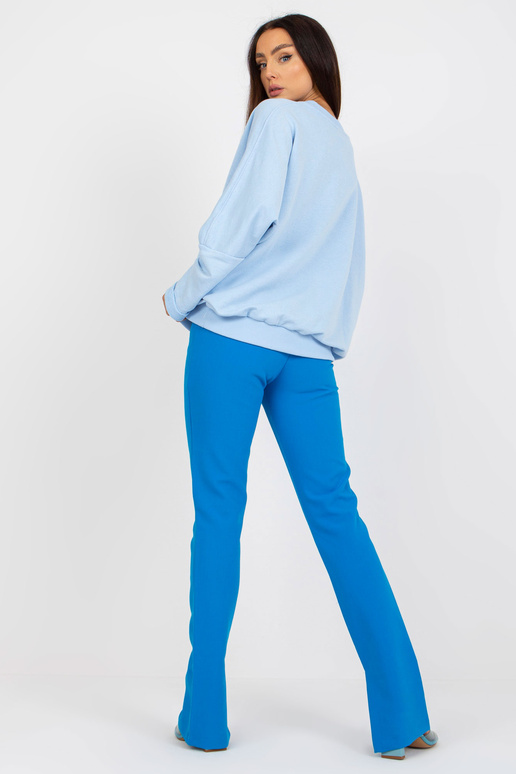 Helesinine ümara kaelusega naiste...