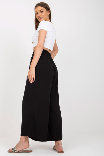 Mustad laiad riidest püksid...