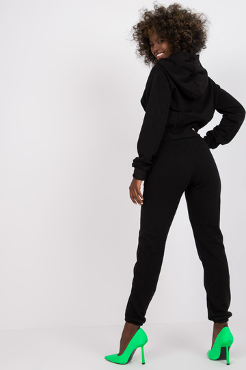 Must Neele taskutega... 2