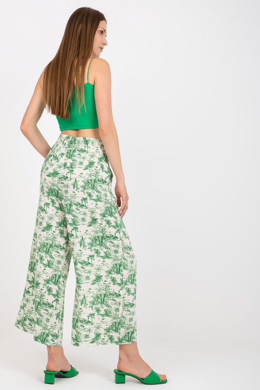 Kangast helebeežid heledad püksid,...