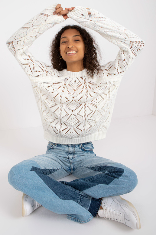 Valge ažuurne klassikaline püstkraega...