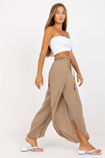 Tumebeežid heledad riidest...