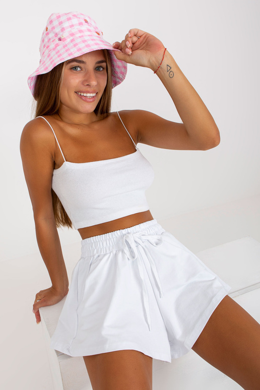 Valged laiad ja taskutega...