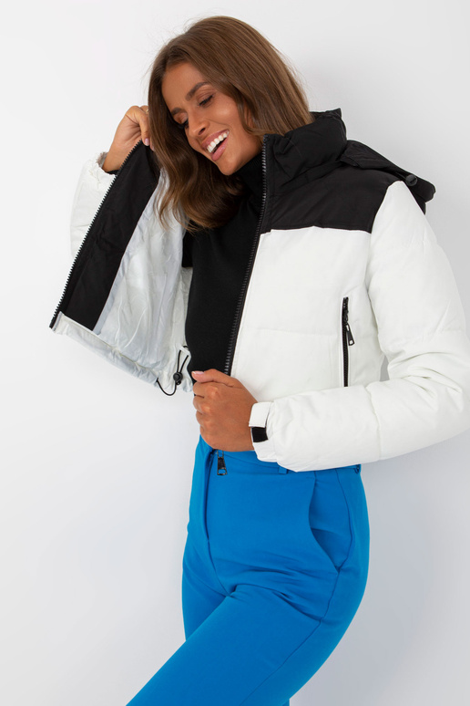 Must-valge tepitud kapuutsiga talvejope Must-valge tepitud kapuutsiga talvejope