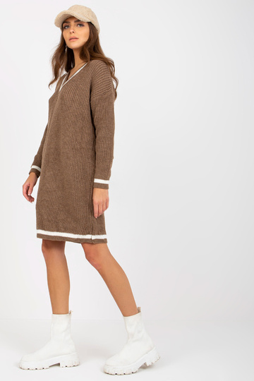 Pruun V-kaelusega kootud...