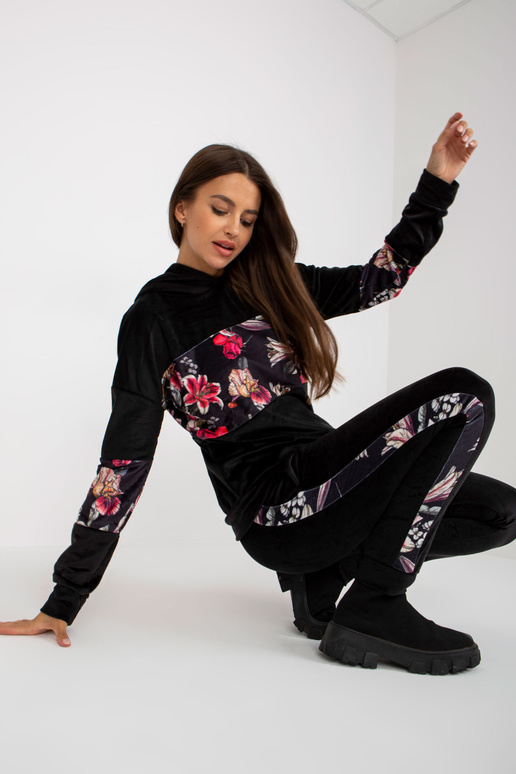 Naiste lillemustriga musta...