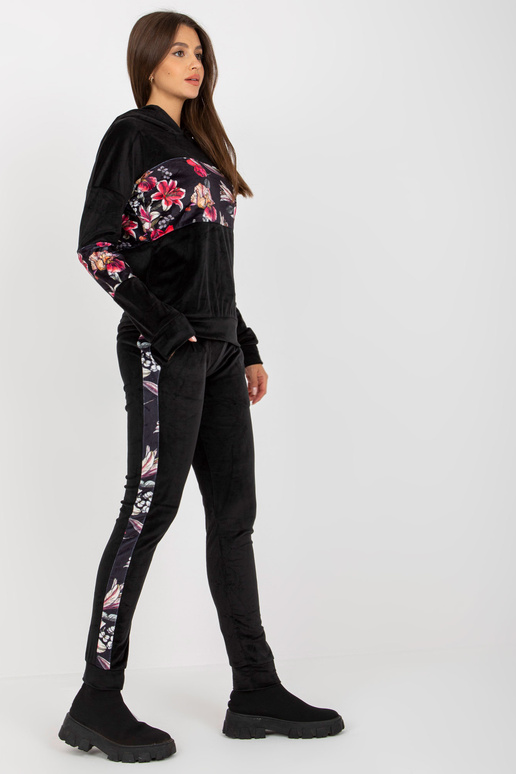 Naiste lillemustriga musta...