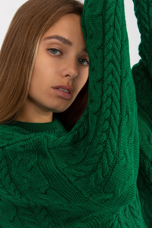 Roheline pikk palmikute ja ümara...