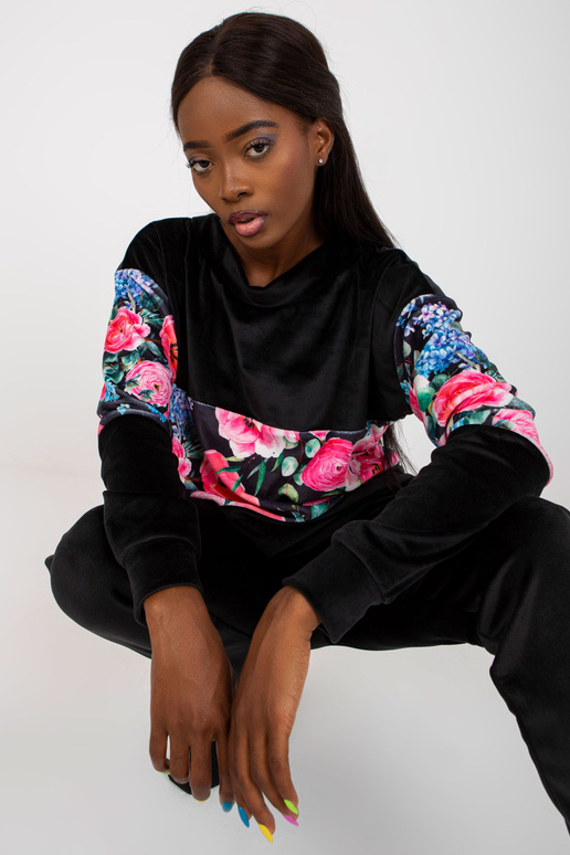 Must kaheosaline veluurkomplekt... Must kaheosaline veluurkomplekt...